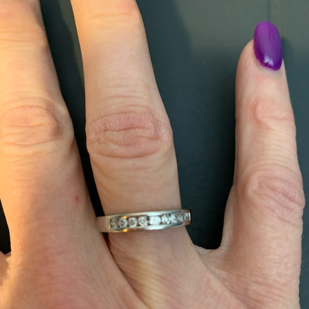 White gold channel setting diamond ring - Picture 3 of 6